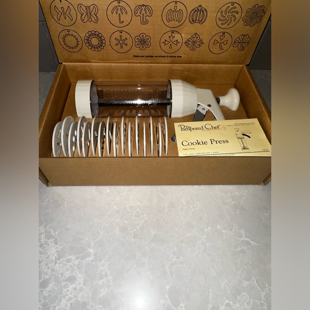 New The Pampered Chef 1525 Cookie Press White with 16 Discs & Cookie Recipe